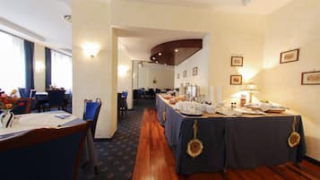 Desayuno buffet (EUR 8 por persona)