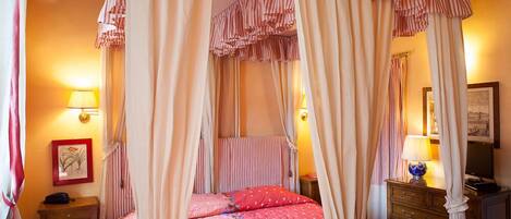 Double Room | Minibar, in-room safe, desk, blackout drapes