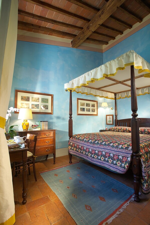 Quarto casal | Frigobar, cofres nos quartos, escrivaninha, cortinas blackout