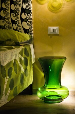 Escritorio, tabla de planchar con plancha y camas plegables/adicionales 