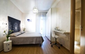 Skrivebord, strykejern/-brett og ekstrasenger (mot et tillegg)