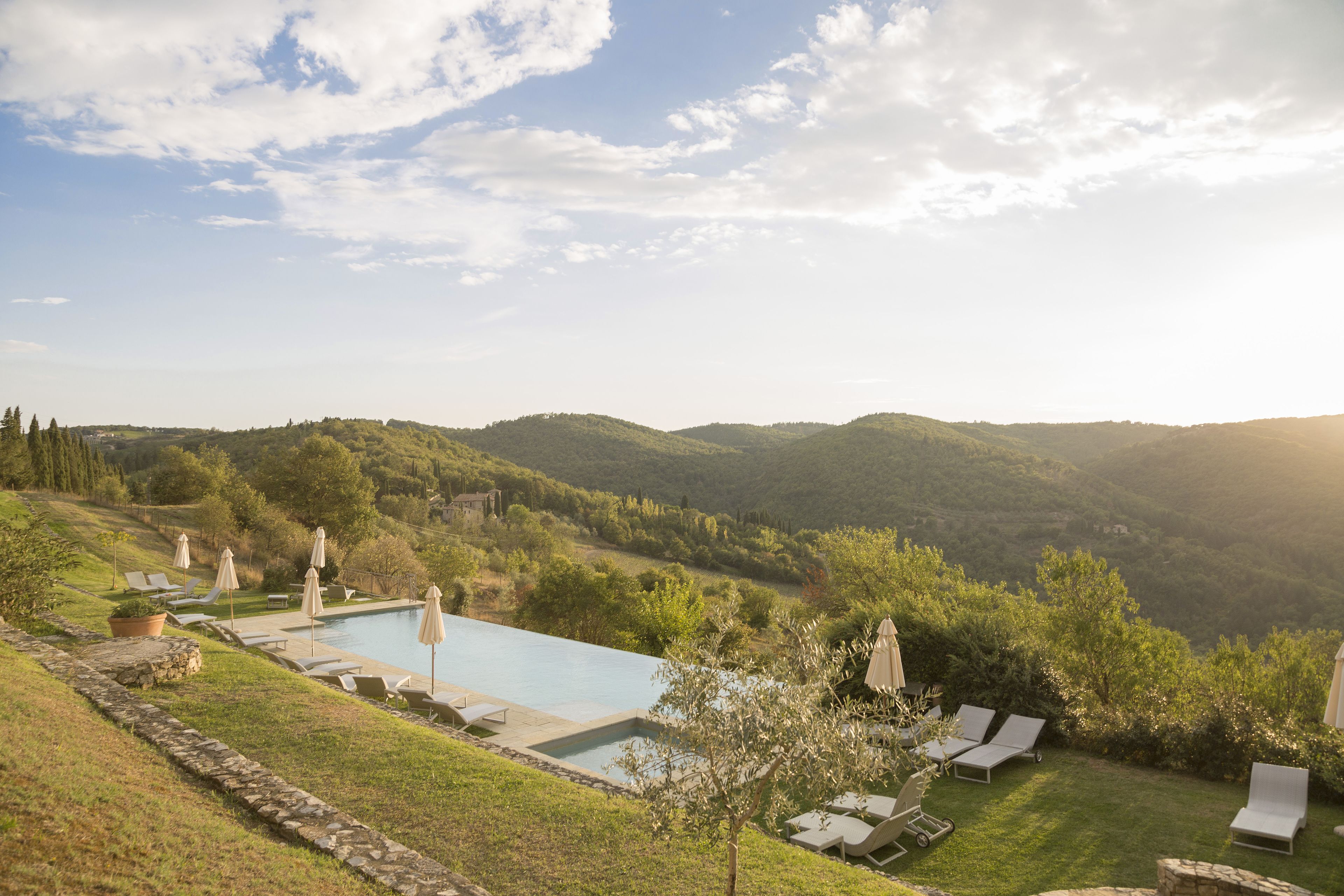 Alberca al aire libre y camastros 