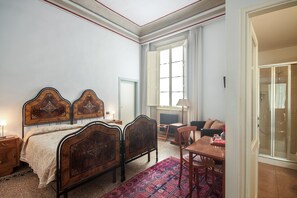 Suíte, quartos conectados | Cofres nos quartos, escrivaninha, Wi-Fi de cortesia, roupa de cama
