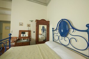 Double Room (with external private bathroom) | Premium bedding, pillowtop beds, in-room safe, desk - Casa Rovai Guest House (Florence)