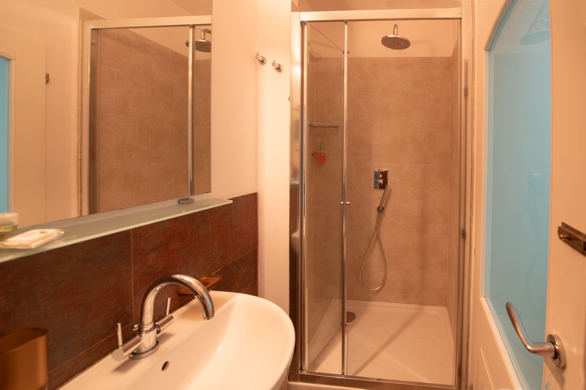 Deluxe Room | Bathroom | Hair dryer, towels