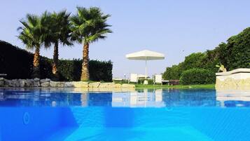 Piscine extérieure (ouverte en saison), parasols de plage