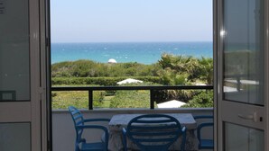 A balcony with a view of the sea and greenery. - Resort Puntacassano (Melendugno)