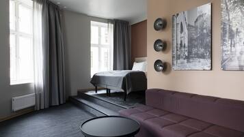 Suite – junior | Skrivebord, skrivebord for bærbar PC, lydisolert og wi-fi (inkludert)