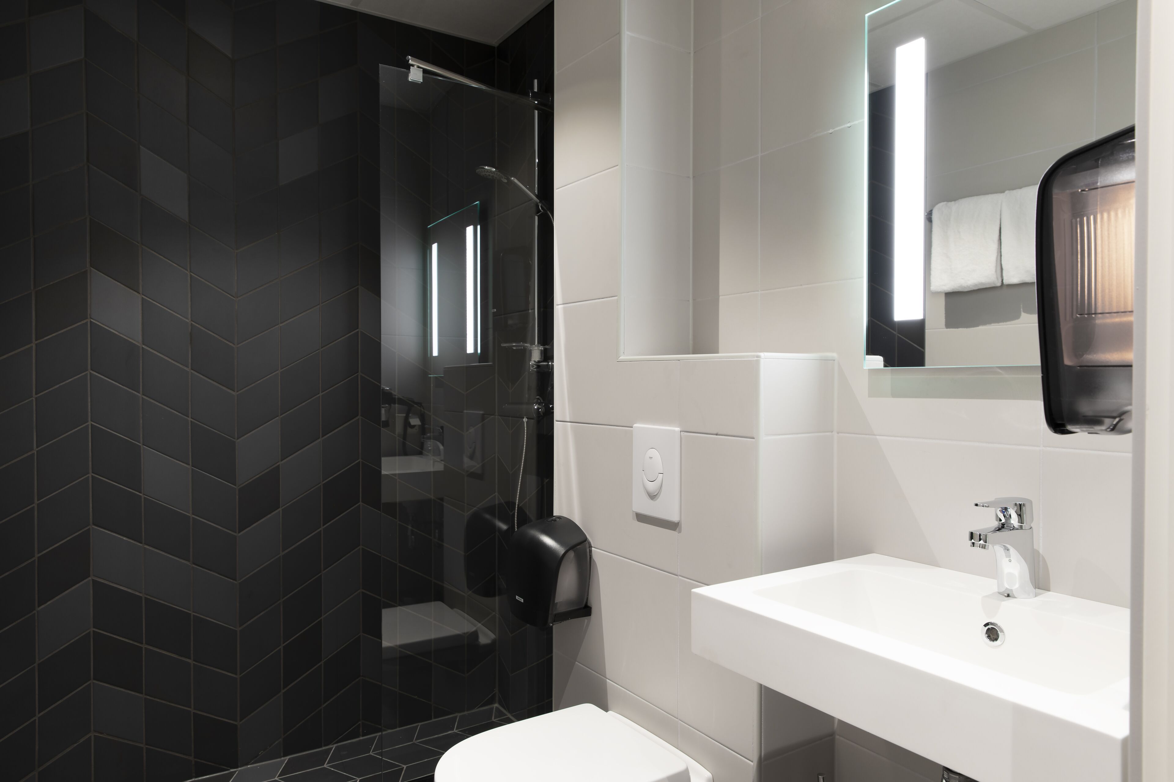 Junior-Suite | Badezimmer | Dusche, Haartrockner, Handtücher, Seife
