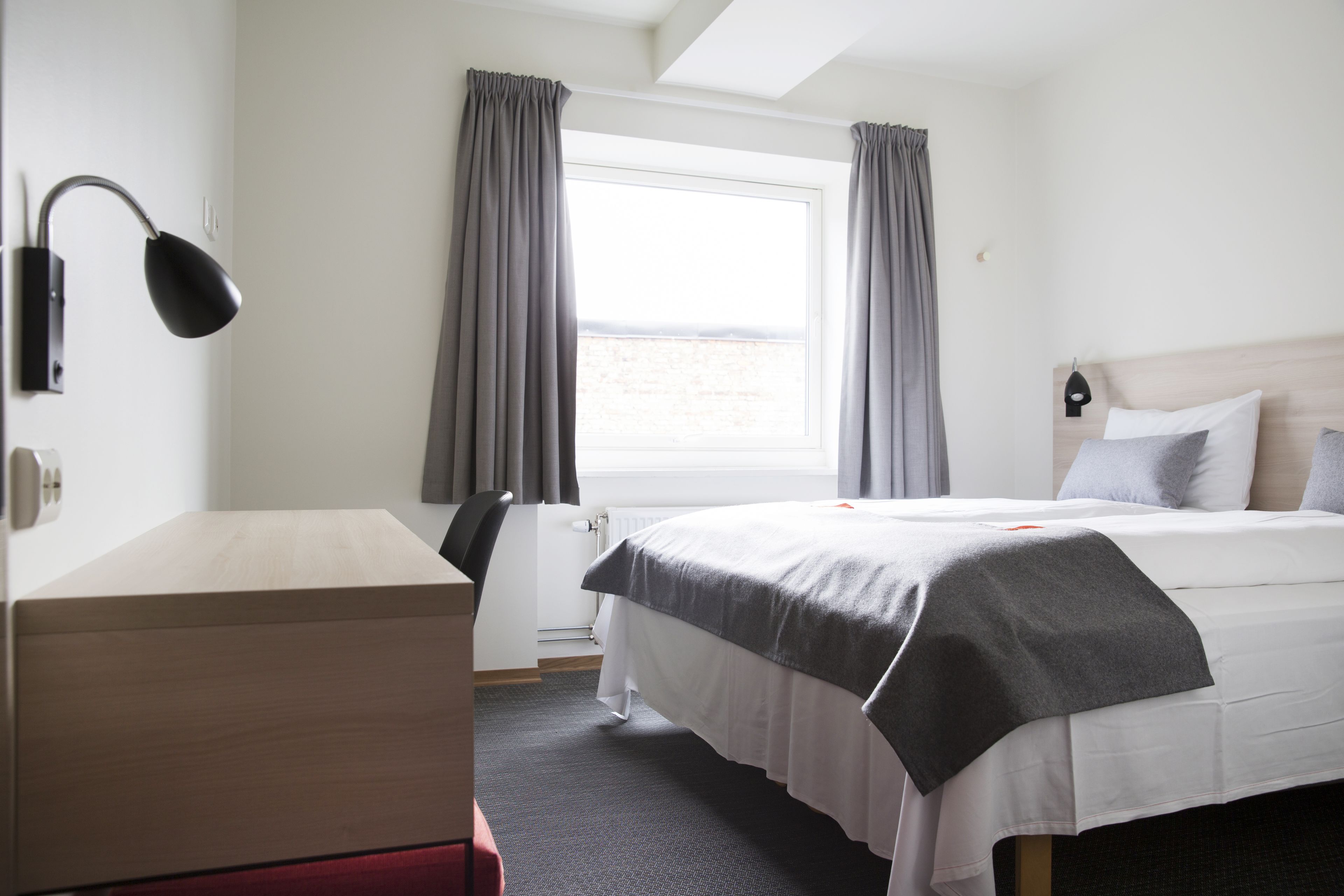 Escritorio y espacio para trabajar con laptop 