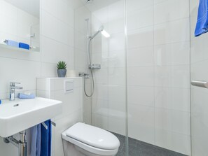 Shower, free toiletries, hair dryer, towels - Hotel Kruezli (Tujetsch)