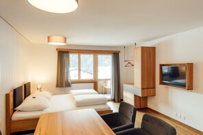 Apartment (5 Beds) | Living area - Hotel Kruezli (Tujetsch)