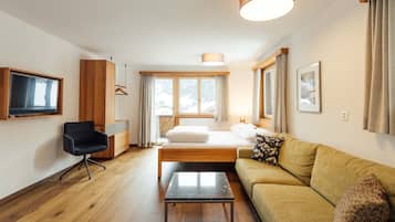 Căn hộ (4 Beds) | Khu phòng khách | TV màn hình phẳng 80-cm có truyền hình cáp, TV