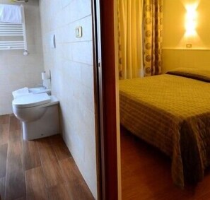Double Room | Bathroom | Shower, free toiletries, hair dryer, slippers - Guest House Masterintrastevere (Rome)