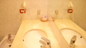A bathroom with two sinks, a bidet, and a mirror. - Guest House Masterintrastevere (Rome)