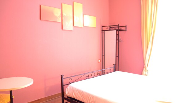 Chambre double pour 1 personne | Décor unique, ameublement unique, bureau, fer et planche à repasser