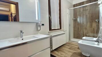 Standard Apartment (Bilancia) | Bathroom | Free toiletries, hair dryer, towels