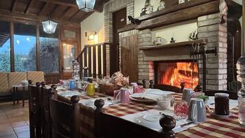 Daily cooked-to-order breakfast (EUR 7 per person)