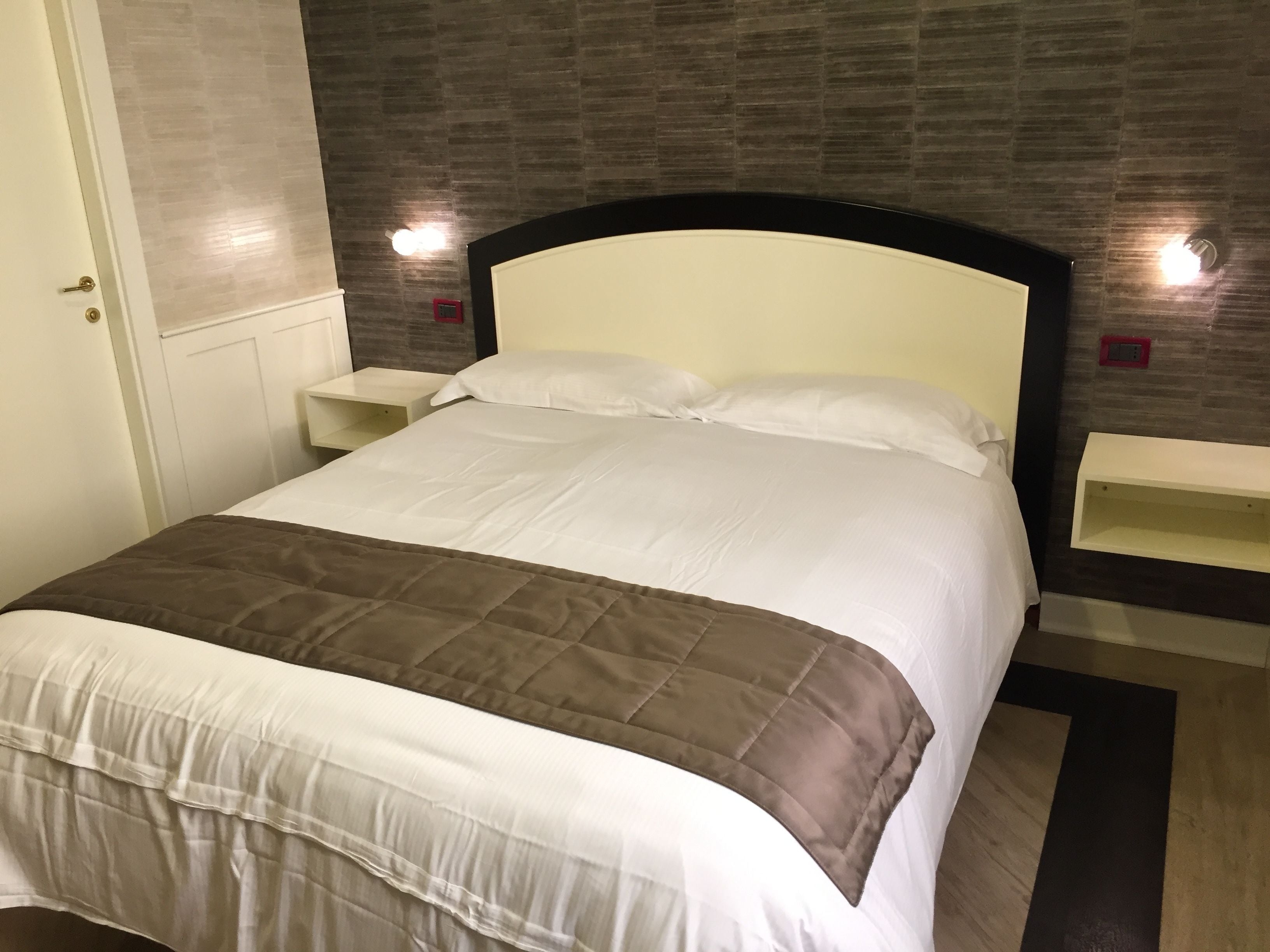 classic room, 1 double bed | in-room safe, desk, blackout curtains, free wifi