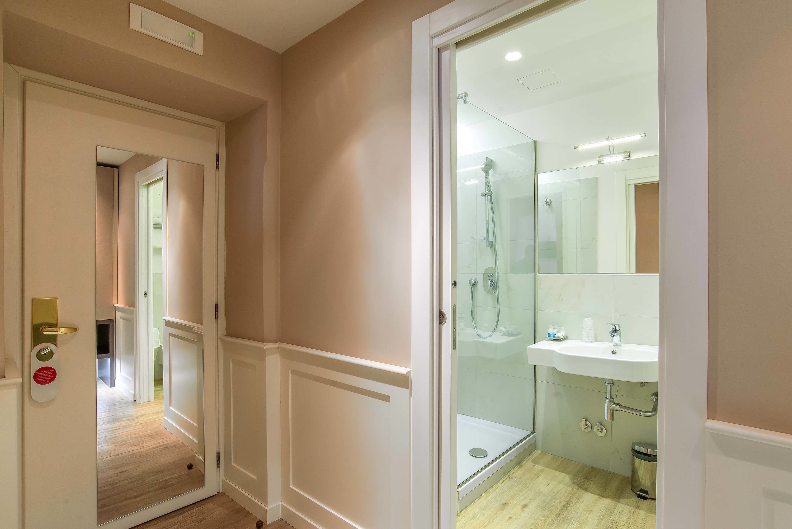 deluxe room | bathroom | shower, hair dryer, towels