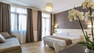 Habitación Deluxe | Caja de seguridad en la habitación, escritorio y cortinas blackout