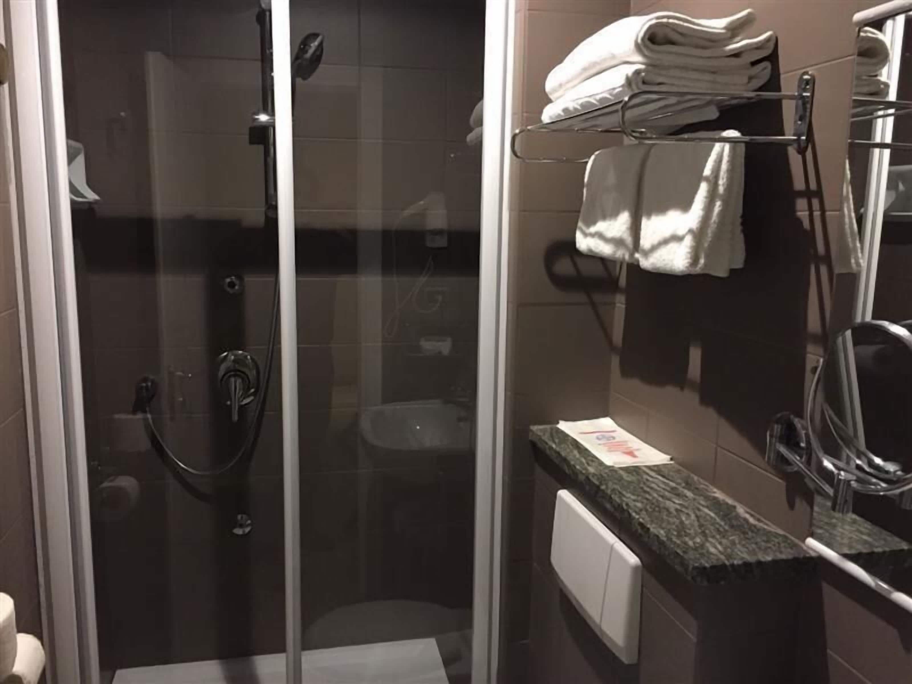 classic room, 1 double bed | bathroom | shower, hair dryer, towels