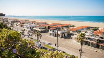 Un pueblo costero con edificios, una playa y cielo despejado.