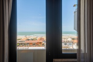 Habitación doble, vistas al mar | Minibar, caja fuerte, escritorio y cunas gratuitas
