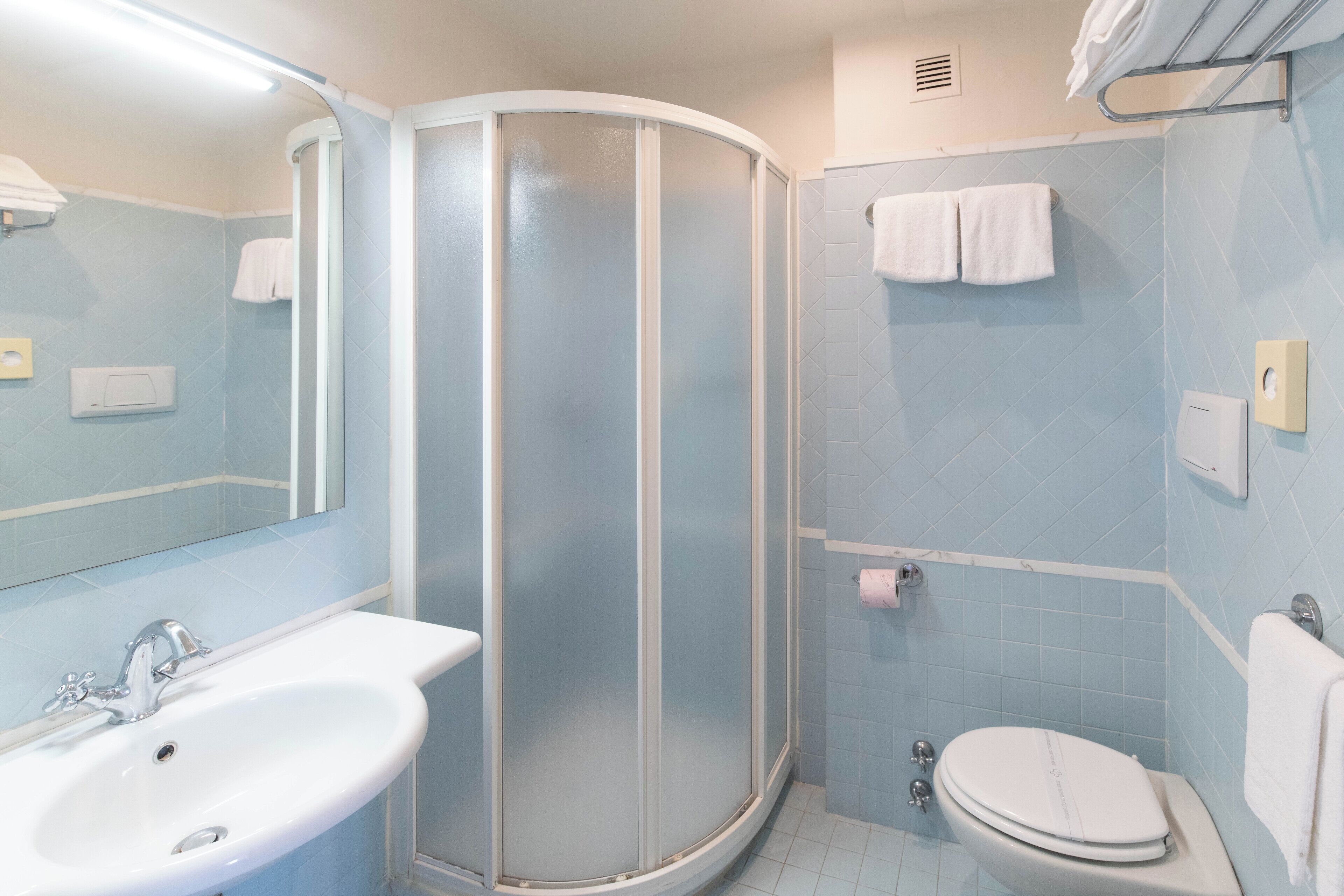 shower, rainfall showerhead, free toiletries, hair dryer