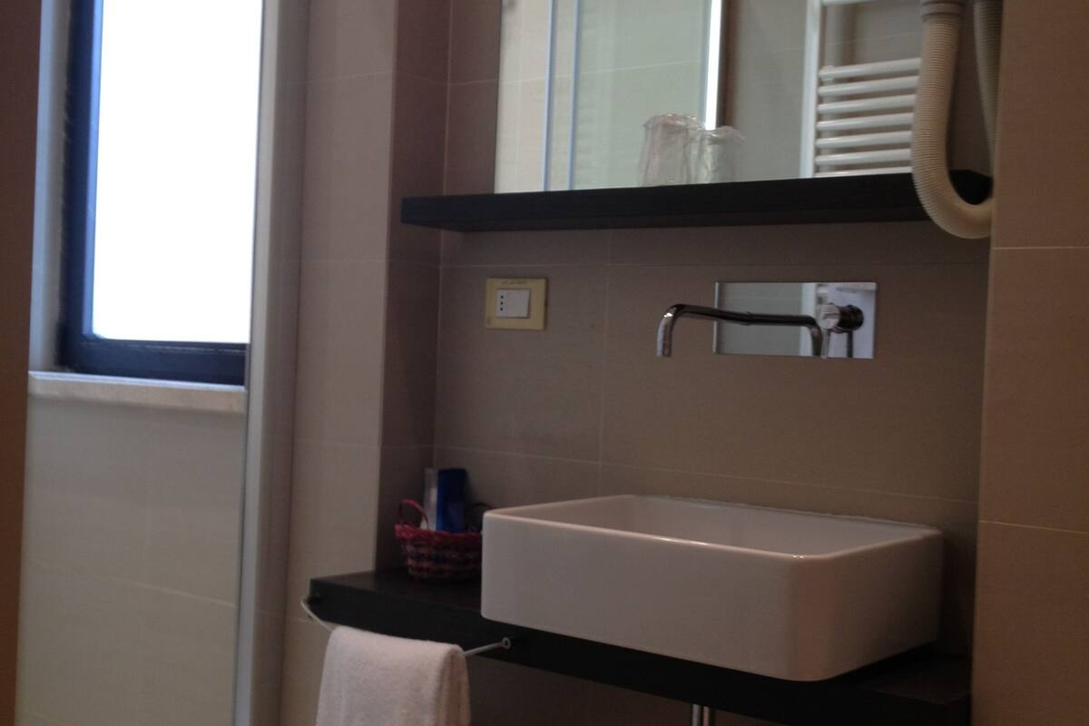 single room | bathroom | shower, rainfall showerhead, free toiletries, hair dryer