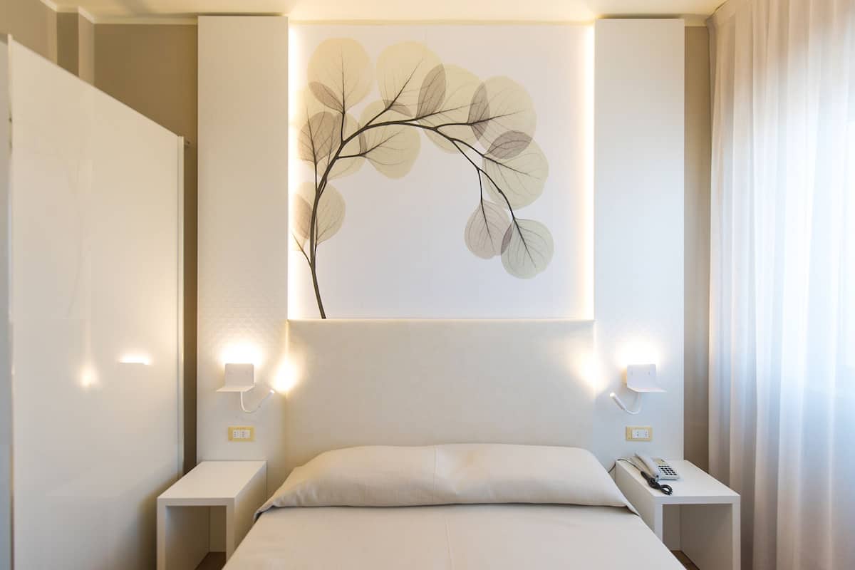 Double Room | Minibar, in-room safe, desk, free cots/infant beds