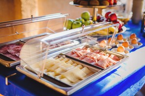 A buffet with various food items including meats, cheeses, and fruits. - San Francisco (Viareggio)
