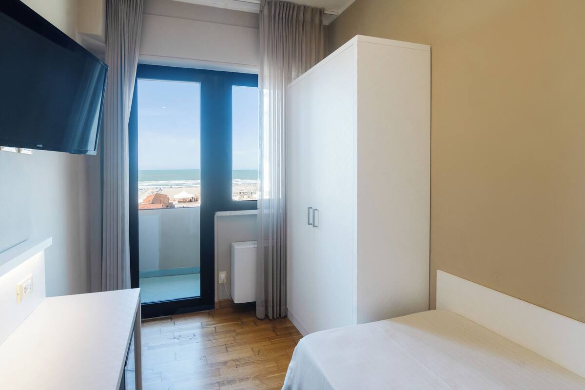 single room | minibar, in-room safe, desk, free cots/infant beds