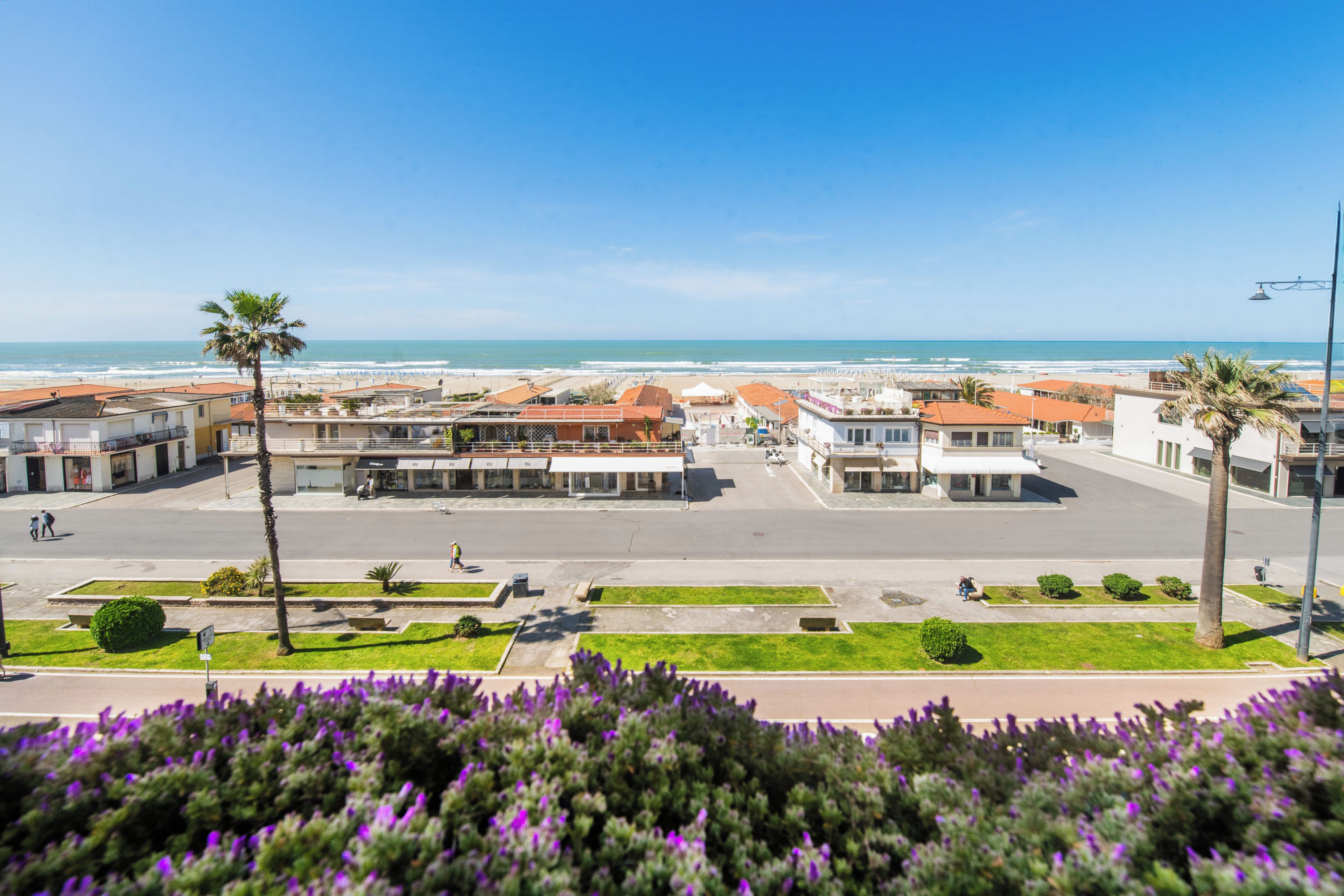 Un hotel costero con estacionamiento, acceso a la playa y vistas al océano.