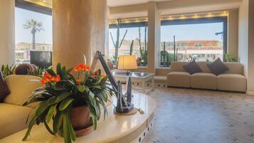 Télévision à écran plat de 32 pouces avec chaßnes par satellite