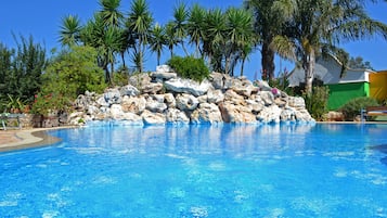 Piscine extérieure (ouverte en saison), chaises longues