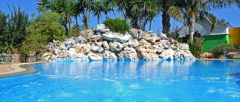 Piscine extérieure (ouverte en saison), chaises longues