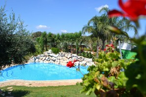 Piscina externa sazonal, espreguiçadeiras