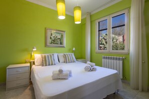 Ropa de cama de alta calidad y caja de seguridad en la habitación