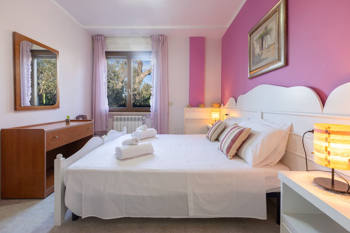 Ropa de cama de alta calidad y caja de seguridad en la habitación