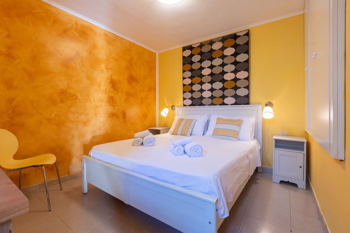 Ropa de cama de alta calidad y caja de seguridad en la habitación