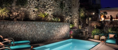 Piscina all'aperto, ombrelloni da piscina, lettini
