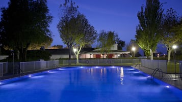 Una piscina al aire libre de temporada