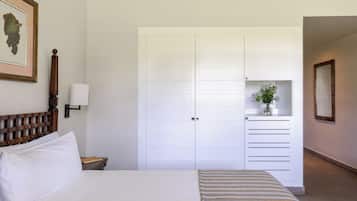 Een minibar, een kluis op de kamer, individueel gedecoreerd