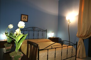 Classic Room | Minibar, in-room safe, desk, iron/ironing board - Hotel Sorella Luna Siracusa (Syracuse)
