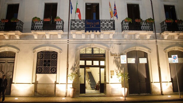 Il s’agit d’un bâtiment historique, sur lequel on peut lire l’inscription « Sorella Luna », et qui est orné de plusieurs drapeaux. Il se distingue par une entrée imposante, avec un escalier menant à l’étage supérieur.