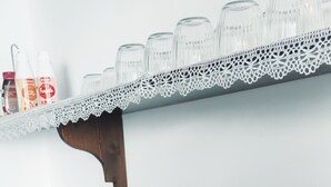 Un buffet de petit-déjeuner proposant des viennoiseries, des desserts et des boissons.