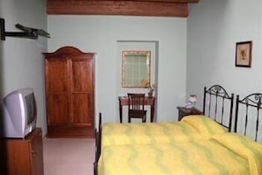 Minibar, in-room safe, desk, iron/ironing board - Hotel Sorella Luna Siracusa (Syracuse)