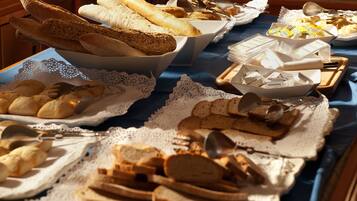 Frokostbuffé hver dag (EUR 12 per person)