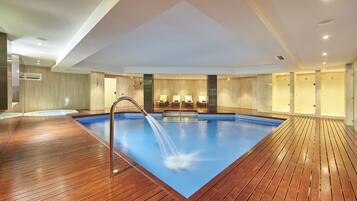 Piscina coperta, piscina all'aperto, ombrelloni da piscina, lettini